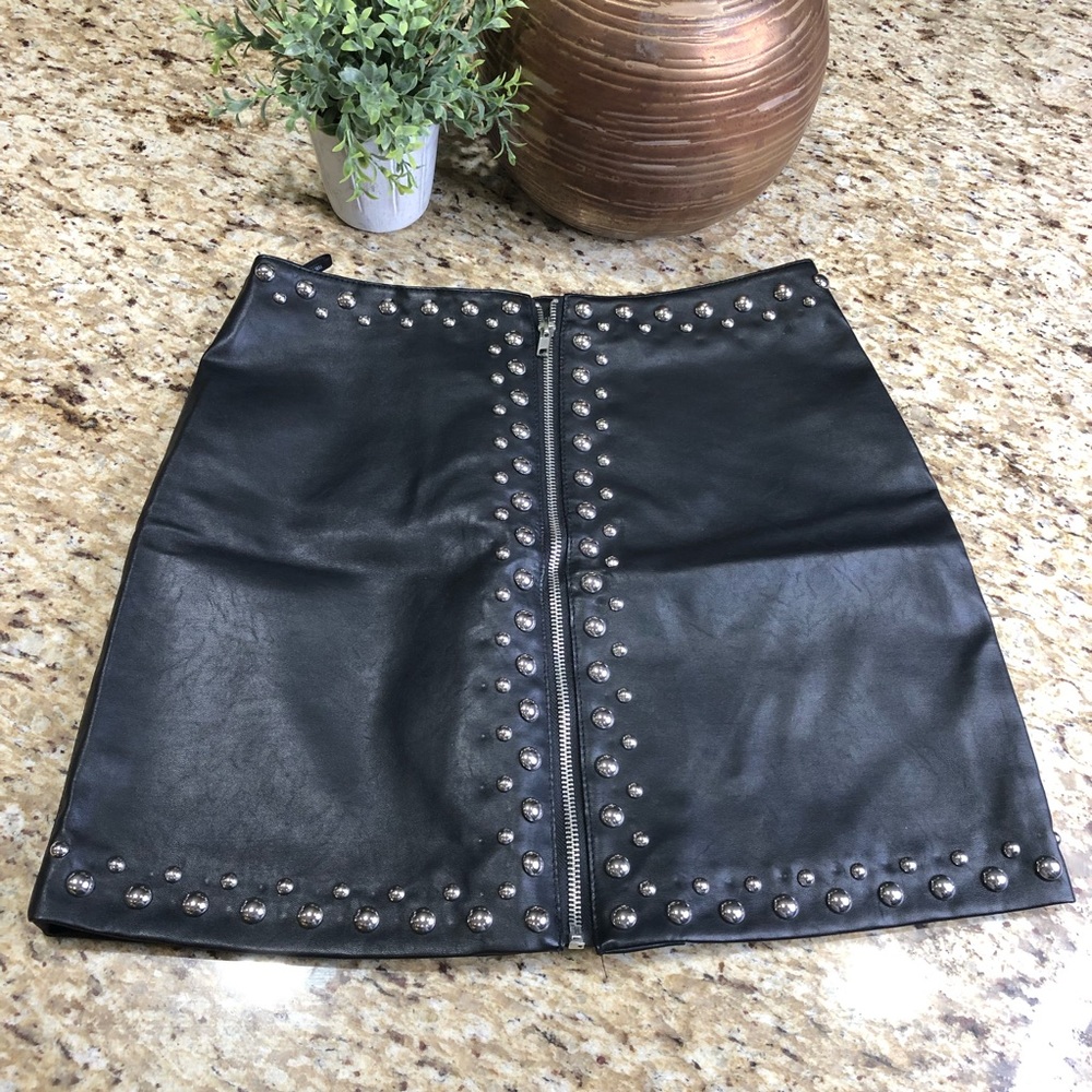 Forever21 VEGAN LEATHER ZIPPER FRONT STUD SKIRT Black Medium